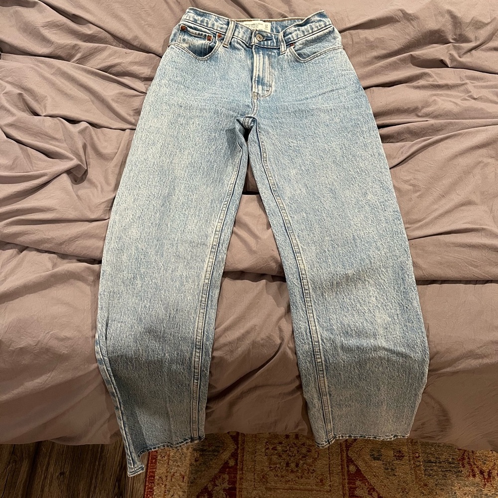 Abercrombie and Fitch The 90’s Straight Ultra High Rise